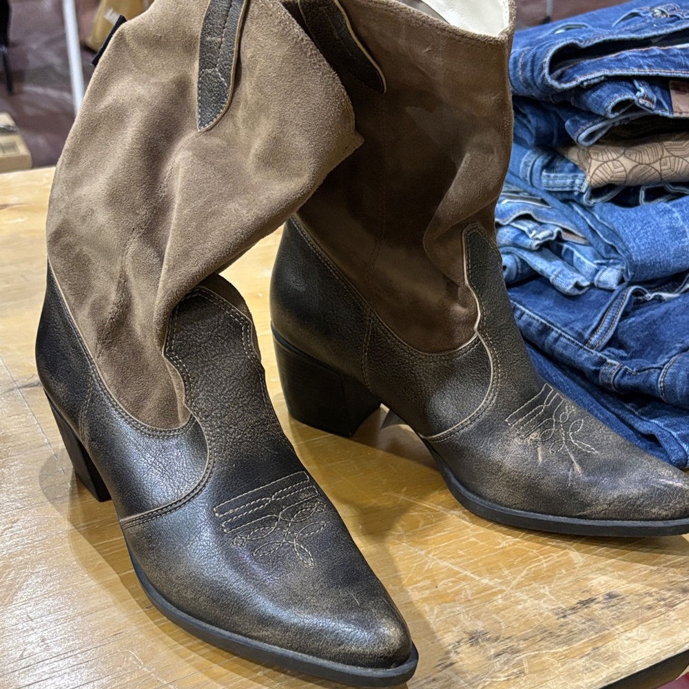 Chic Western Heeled Boots in Black and Brown